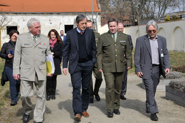 Ministr obrany v doprovodu hostitelů v zahradách olomoucké vojenské nemocnice. O historii Klášterního Hradiska hosta informoval místní správce Květoslav Cupák(vpravo)