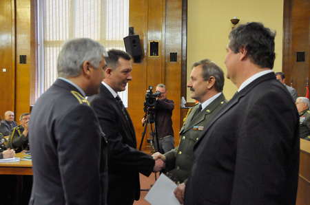Ocenění za dosavadní práci převzali na návrh Republikového výboru SVV dva muži, s jejichž jmény je Sdružení válečných veteránů od počátku svázáno - předseda Pavel Budínský a místopředseda Ladislav Sornas. Medaile jim předávají generál Jaromír Šebesta a Petr Vančura