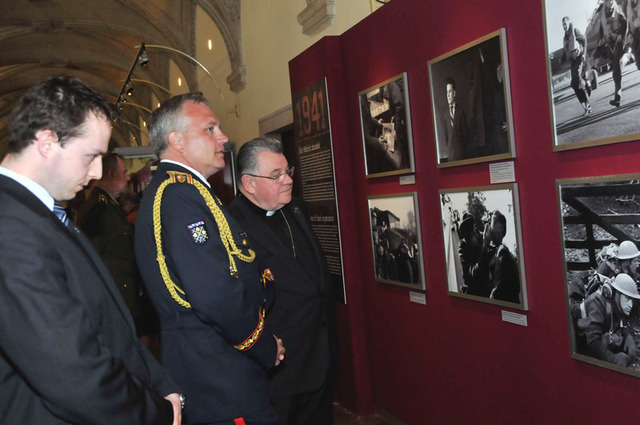 Nevšední výstavu si s velikým zájmem prohlédl v doprovodu náčelníka Vojenské kanceláře prezidenta republiky generála Rostislava Pilce také kardinál Dominik Duka