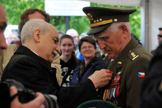 Vyznamenání plukovníku Bedřichu Opočenskému předává velvyslanec Ruské federace v ČR Sergej Borisovič Kiselev