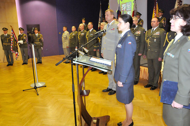 Ze slavnostního předání jmenovacích dekretů a udělení čestných odznaků v Domě armády Praha