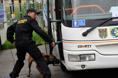 Nadporučík Viktor Stehlík s velmi ambiciozním psem Luckym vnikají do autobusu v táborském Comettu