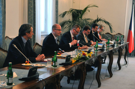 Část české delegace na Úřadu vlády při přijetí u premiéra