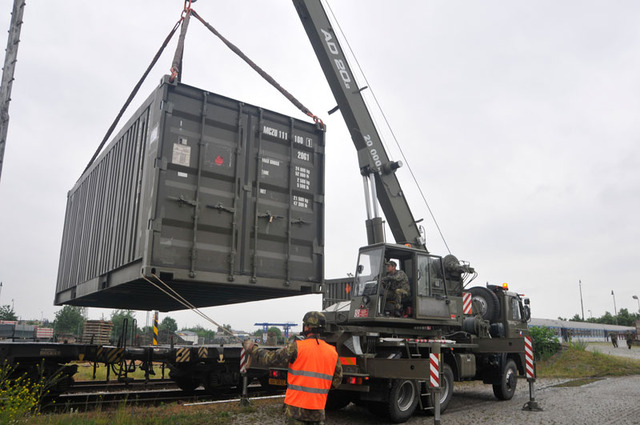 Ke slovu se dostal také jeřáb logistiků, který pomohl s nakládáním kontejnerů na vagóny