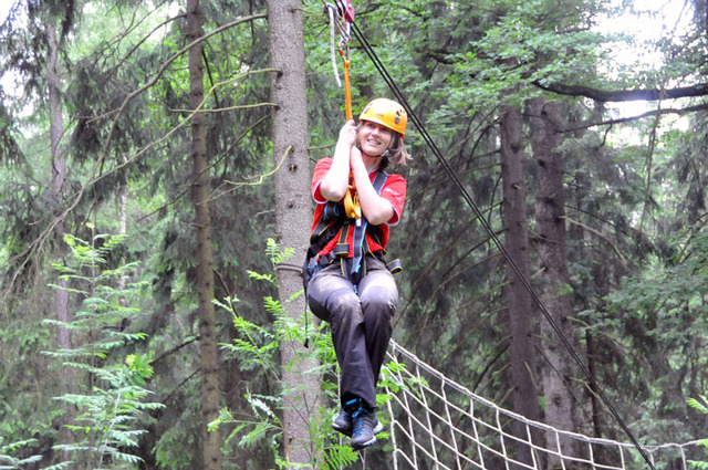 Ve visu nad údolím: Zpestření soutěžního dne pro závodníky připravili zkušení lezci z 15. ženijního pluku