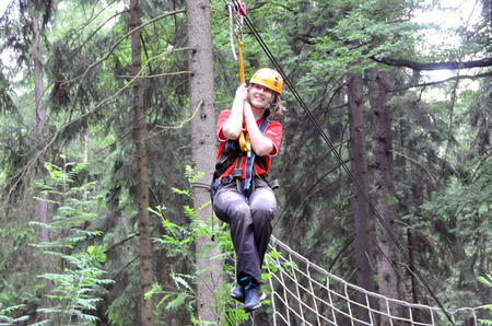 Ve visu nad údolím: Zpestření soutěžního dne pro závodníky připravili zkušení lezci z 15. ženijního pluku