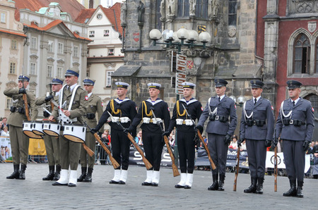 Na ně navázali příslušníci polských ozbrojených sil, kteří při svém vystoupení dokonce vystřelili ze svých pušek