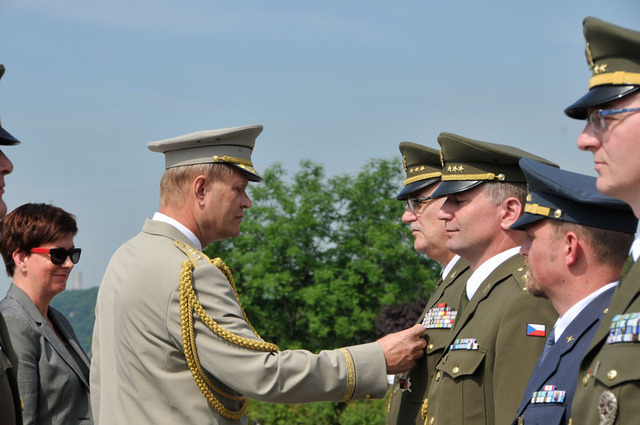Náčelník GŠ AČR generál Bečvář udělil celkem čtyři čestné odznaky AČR Za zásluhy II. stupně