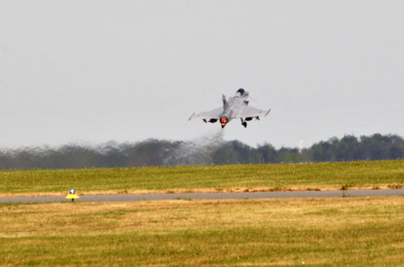 Pilot zvedl svůj stroj a míří z čáslavského letiště směr Island