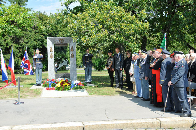 Ze slavnostního odhalení památníku československým letcům RAF v Praze Ruzyni