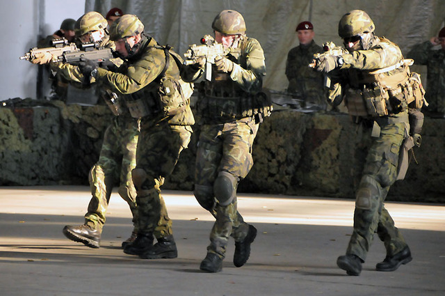 Na pořadu dne byla i dynamická ukázka Close Quarters Battle, tedy taktika boje v uzavřeném prostoru