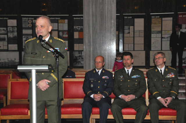Generál Jiří Baloun v projevu ocenil příkladné splnění úkolů všemi účastníky misí