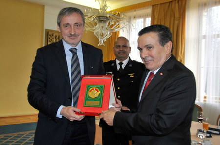  Z předání upomínkových darů