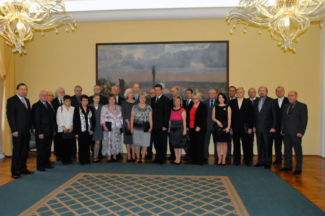 Společná fotografie oceněných nejlepších pracovníků resortu Ministerstva obrany ČR za rok 2015