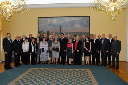 Společná fotografie oceněných nejlepších pracovníků resortu Ministerstva obrany ČR za rok 2015