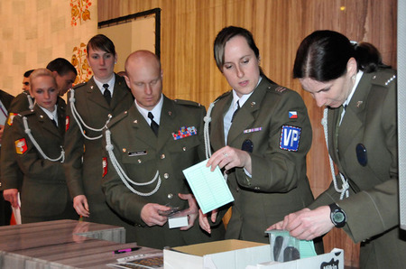 Noví vojenští policisté, mezi nimiž jsou také četařky Klára Lejnarová a Kateřina Huclová. Kromě služebních průkazů převzali také identifikační čísla, která vojenští policisté nosí na polních uniformách