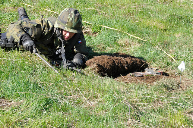 Tuto minu ženista zná, proto ji odkryl a označil bílým praporkem