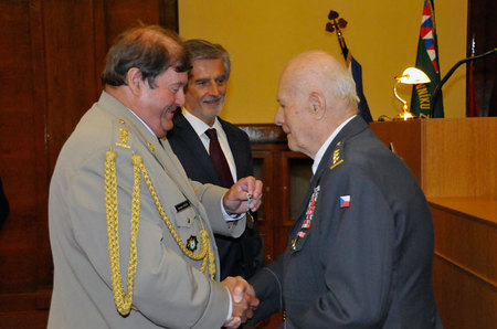 Předseda Českého svazu bojovníků za svobodu plukovník v.v. Jaroslav Vodička předal spolu s velvyslancem SR v České republice Peterem Weisem ocenění čtyřem přímým příslušníkům SNP. Na snímku předávají Pamětní medaili plukovníku Ĺudevítu Štefkovi