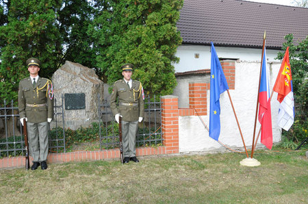 Památník u statku v Lošanech, kde se narodil budoucí legendární velitel skupiny Tří králů, pplk. Josef Mašín