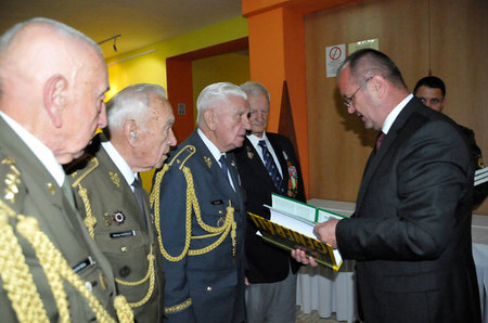 Ministr obrany SR Peter Gajdoš předal českým válečným veteránům na památku knihy a uvedl:  "Nebýt vás, nebyl bych ani já dnes tady ministrem!"