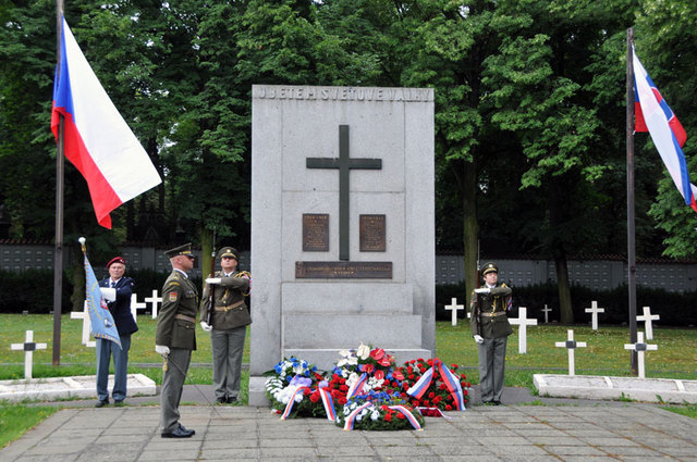 Pomník věnovaný československým legionářům a obětem světových válek na Olšanském hřbitově v Praze 2. 7. 2012