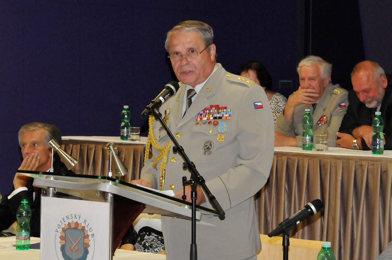 V závěru shromáždění poděkoval organizátorům setkání i hostům a účastníkům za důstojnou připomínku odkazu SNP místopředseda Českého svazu bojovníků za svobodu plukovník Emil Kulfánek 