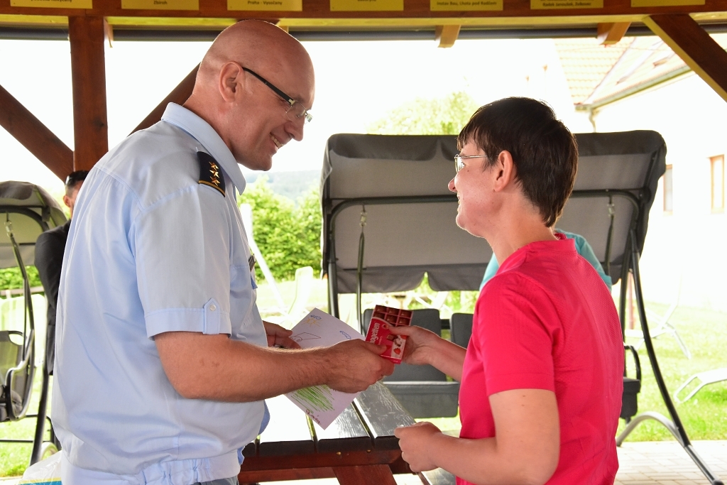 Předávání ocenění v soutěži o nejhezčí obrázek vojáka