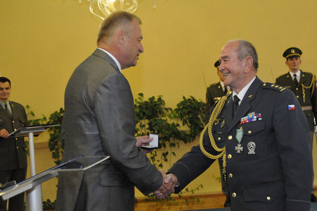 Plukovník v.v. Jan Lampa předal jménem Vojenského sdružení rehabilitovaných ministru obrany jako výraz poděkování za dosavadní spolupráci plaketu 