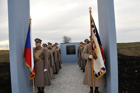 Čestná stráž členů ČsOL v dobových uniformách u právě odhalených desek nového památníku