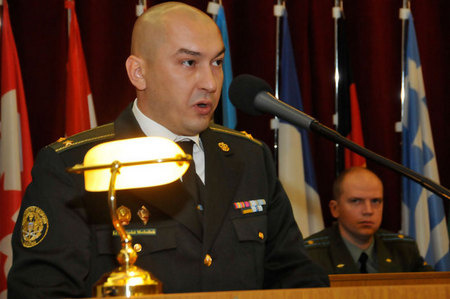 "Ukrajina na hrdinství československých vojáků, kteří pomáhali osvobodit Kyjev, nikdy nezapomene," ujistil přítomné v sále vojenský zástupce ukrajinské ambasády v Praze podplukovník Sergej Moskaljuk