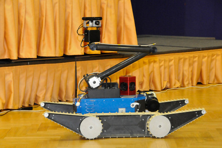 Robot který vznikal na šesti univerzitách v rámci evropského projektu a má za sebou už prověrku při zásahu po zemětřesení v Itálii