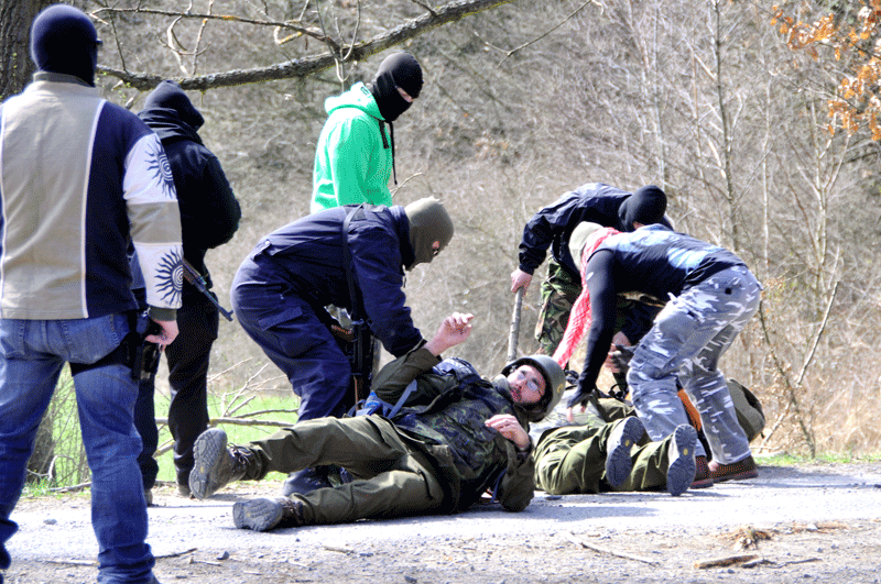 Záminka pro napadení velitele skupiny, kterým byl pracovník ČTK, a ostatních členů týmu se našla a bandité spustili emoce vedoucí k násilí