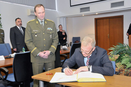 Ministr obrany jednal v Brně