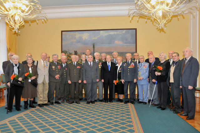 Společná fotografie z předvánočního setkání ministra obrany s veterány