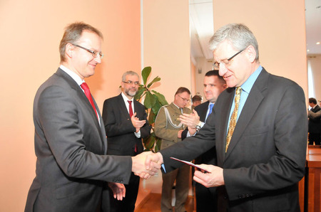 Náměstek ministra obrany ČR Daniel Koštoval (vlevo) přebírá polské vyznamenání