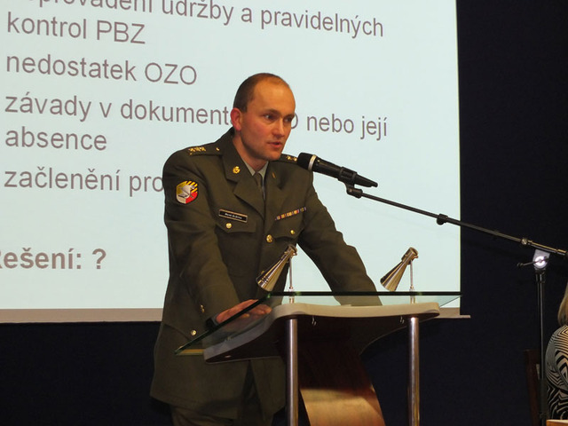 Z odborného shromáždění pracovníkú Úřadu státního odborného dozoru MO 1 - plk. Marek Blecha –zástupce ředitele ÚřSOD při vyhodnocení činnosti ÚřSOD za rok 2013 a priority roku 2014