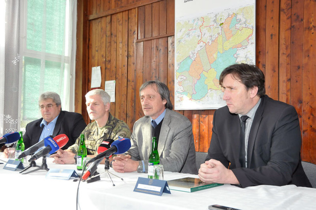 Tiskové konferenci předsedali spolu s ministrem obrany a náčelníkem GŠ AČR také náměstek hejtmana Plzeňského kraje a hejtman Středočeského kraje