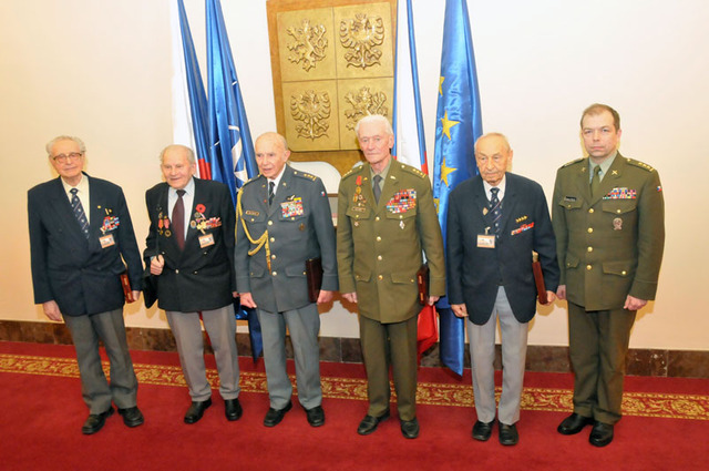 Společné foto přímých účastníků bojů 2. světové války s ředitelem odboru pro válečné veterány MO plukovníkem Eduardem Stehlíkem (vpravo)