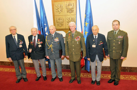 Společné foto přímých účastníků bojů 2. světové války s ředitelem odboru pro válečné veterány MO plukovníkem Eduardem Stehlíkem (vpravo)