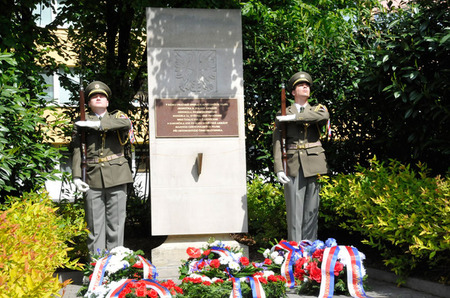 Pomník polským vojákům na Žernosecké ulici v Praze 8