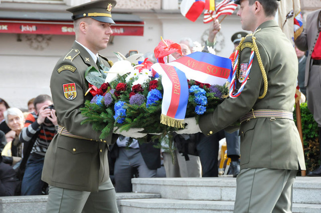 Prvním smutečním věncem, který byl položen k pomníku "Díky, Ameriko!", byl věnec od prezidenta republiky Miloše Zemana