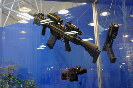 Zde kromě jiného návštěvníky zaujaly i ruční zbraně českých vojáků umístěné ve vitrínách