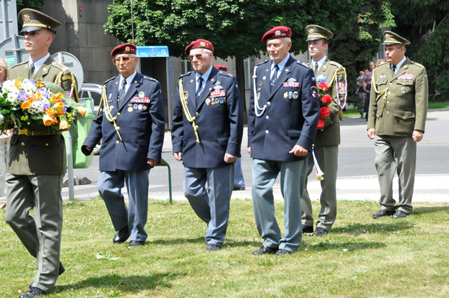 Statečnosti svých předchůdců se poklonili také parašutisté z klubů výsadkových veteránů