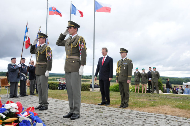 Památce československých legionářů se v Darney poklonili také státní tajemník MO ČR Daniel Koštoval a generál Jaroslav Malý