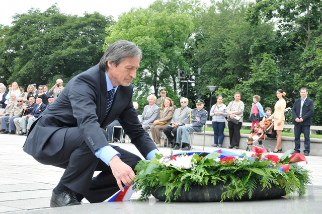 Ministr Martin Stropnický položil spolu s náčelníkem GŠ AČR armádním generálem Petrem Pavlem smuteční věnec k památníku na Vítkově