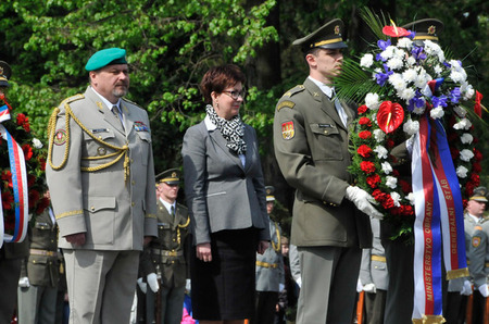 Smuteční věnec k památníku v Komenského sadech položil spolu s náměstkyní ministra obrany Alenou Netolickou generál Ján Gurník