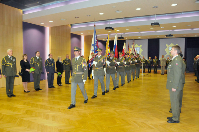 Odnesení historických praporů Čestnou jednotkou Armády České republiky