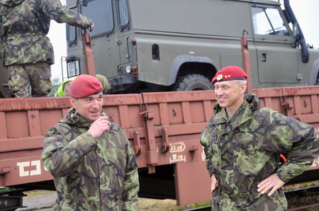 Nadporučík Jiří Jun (vlevo) i podplukovník Róbert Dziak mohli být s průběhem nakládání na vagóny spokojeni