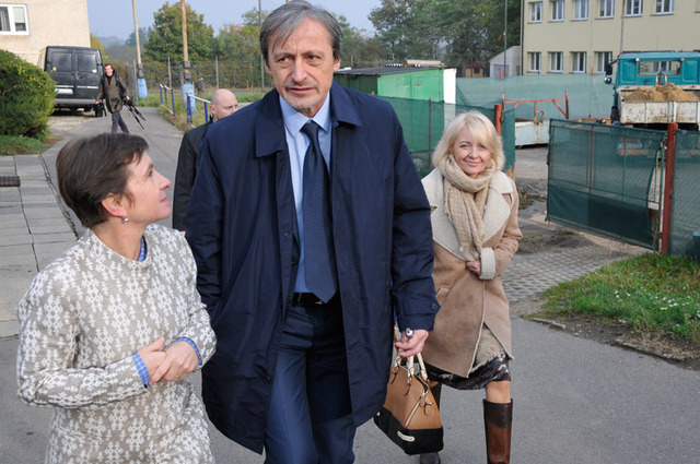 Ministr obrany Martin Stropnický s ředitelkou ZŠ v pražském Suchdole Alexandrou Kejharovou - vpravo s manželkou Veronikou Žilkovou