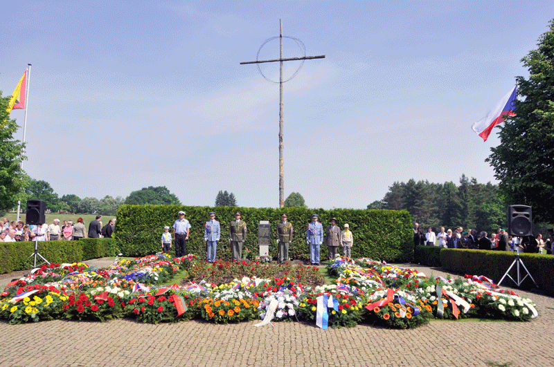 Hromadný hrob lidických mužů zaplavily desítky smutečních věnců a kytic